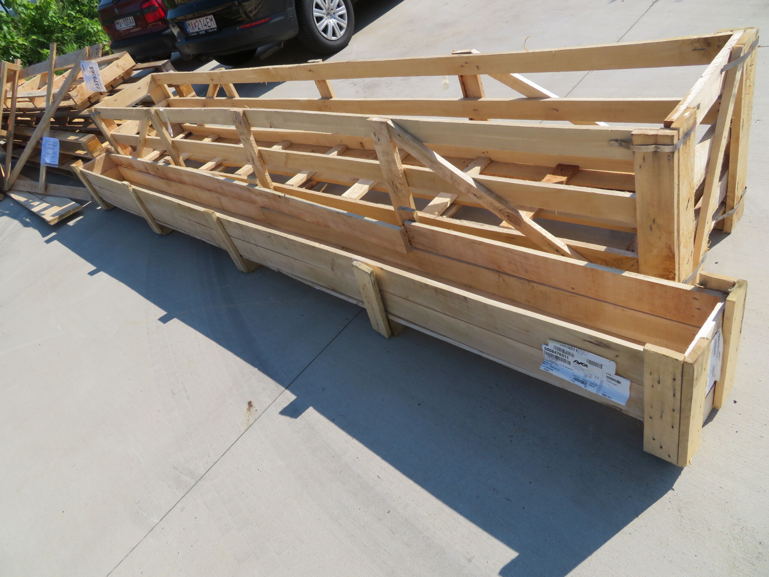 Wooden transport crate suitable for shredding