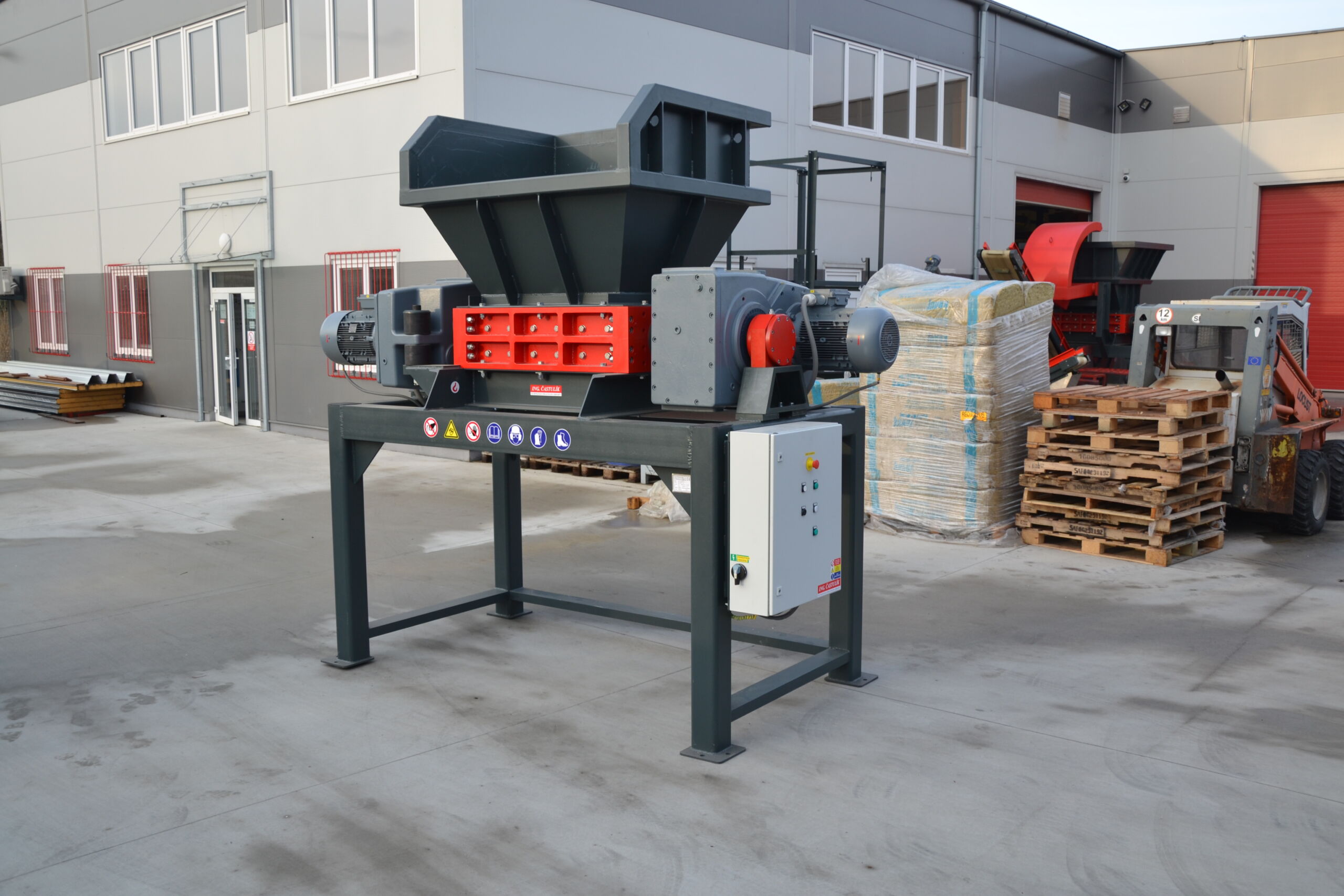 CASTULIK DR240 twin-shaft shredder suitable for shredding wooden pallets containing nails