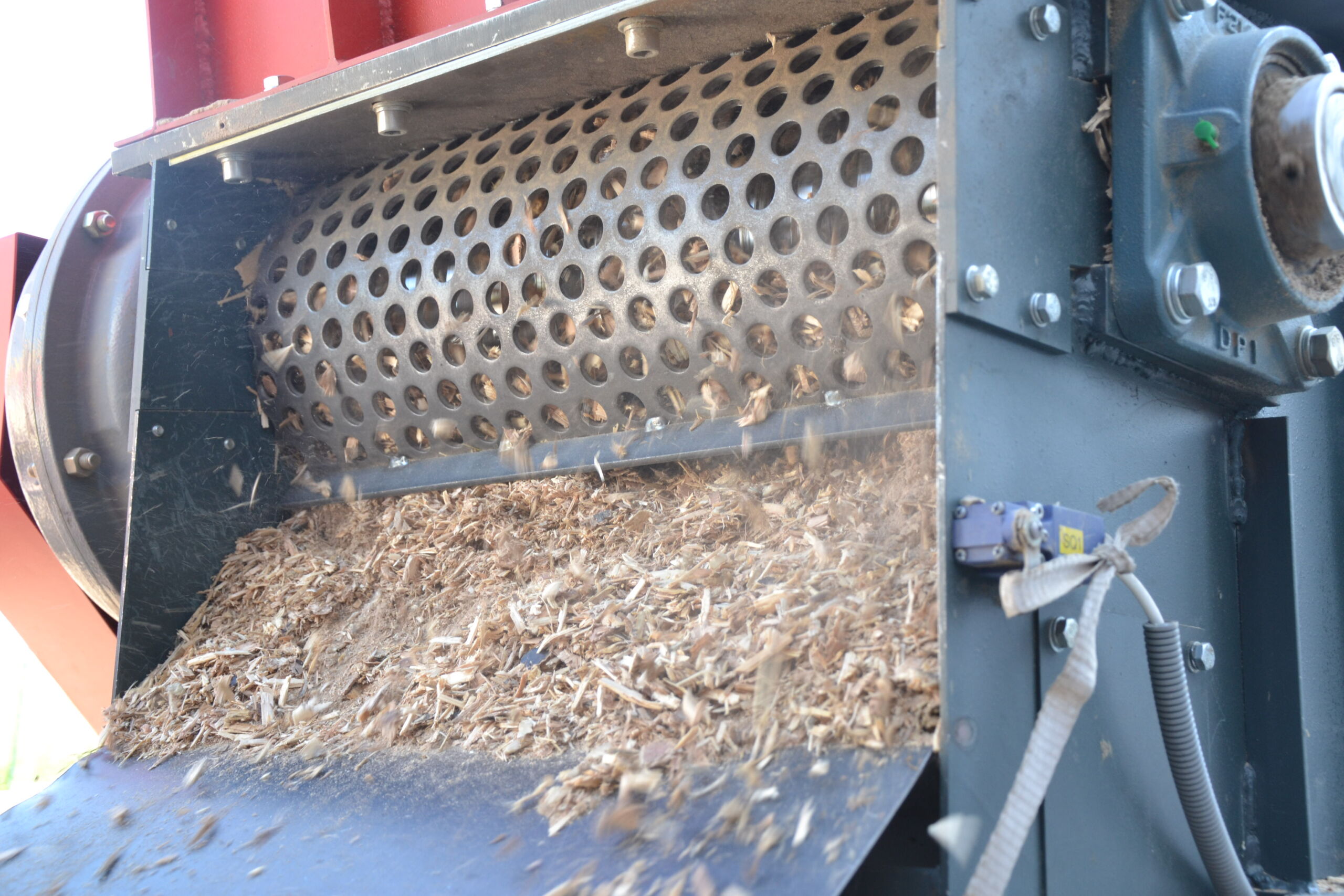Shredder screen determining the output size of the wood