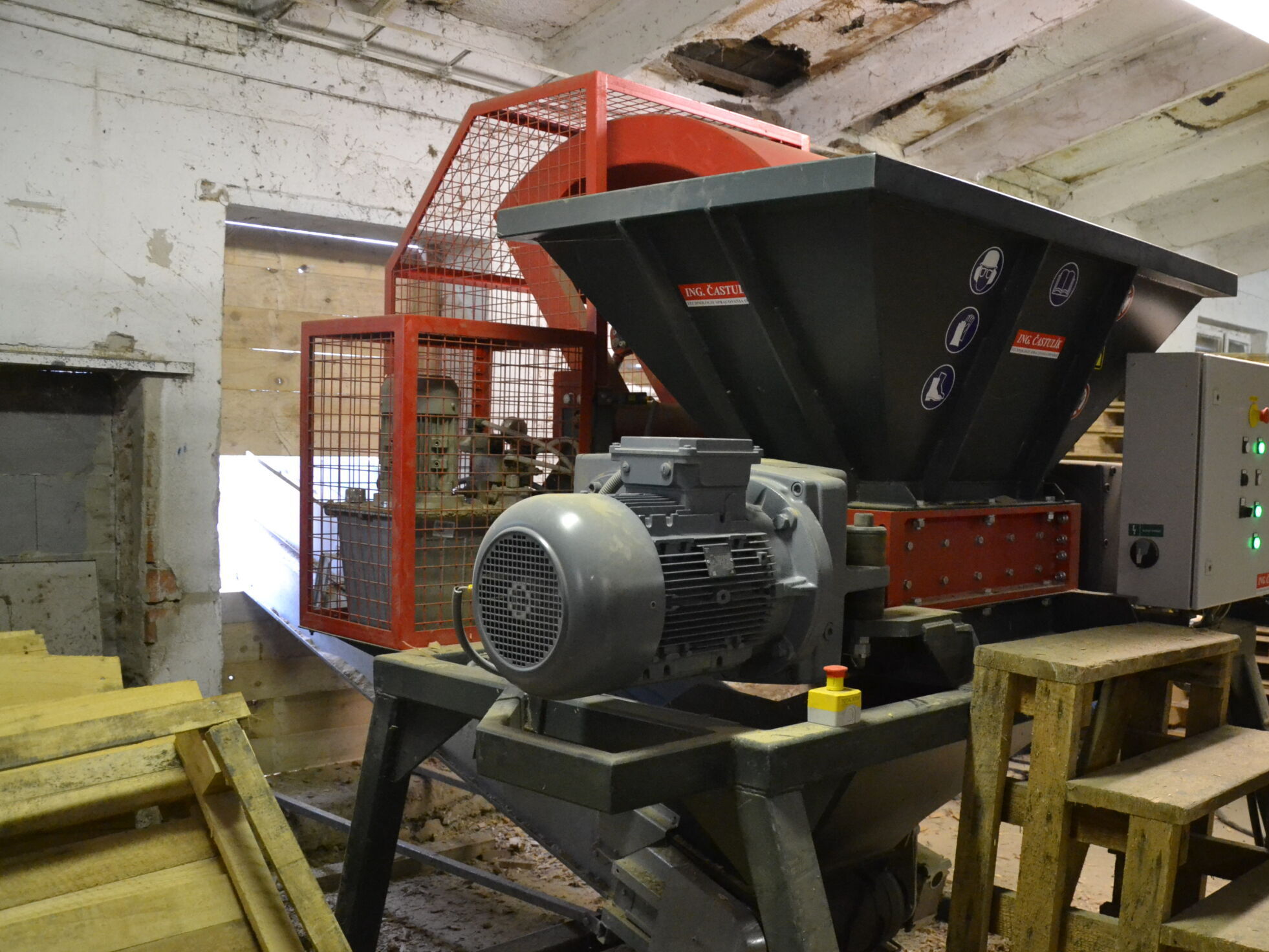 DR160 twin-shaft shredder at a company producing wood fuel chips from wooden pallets