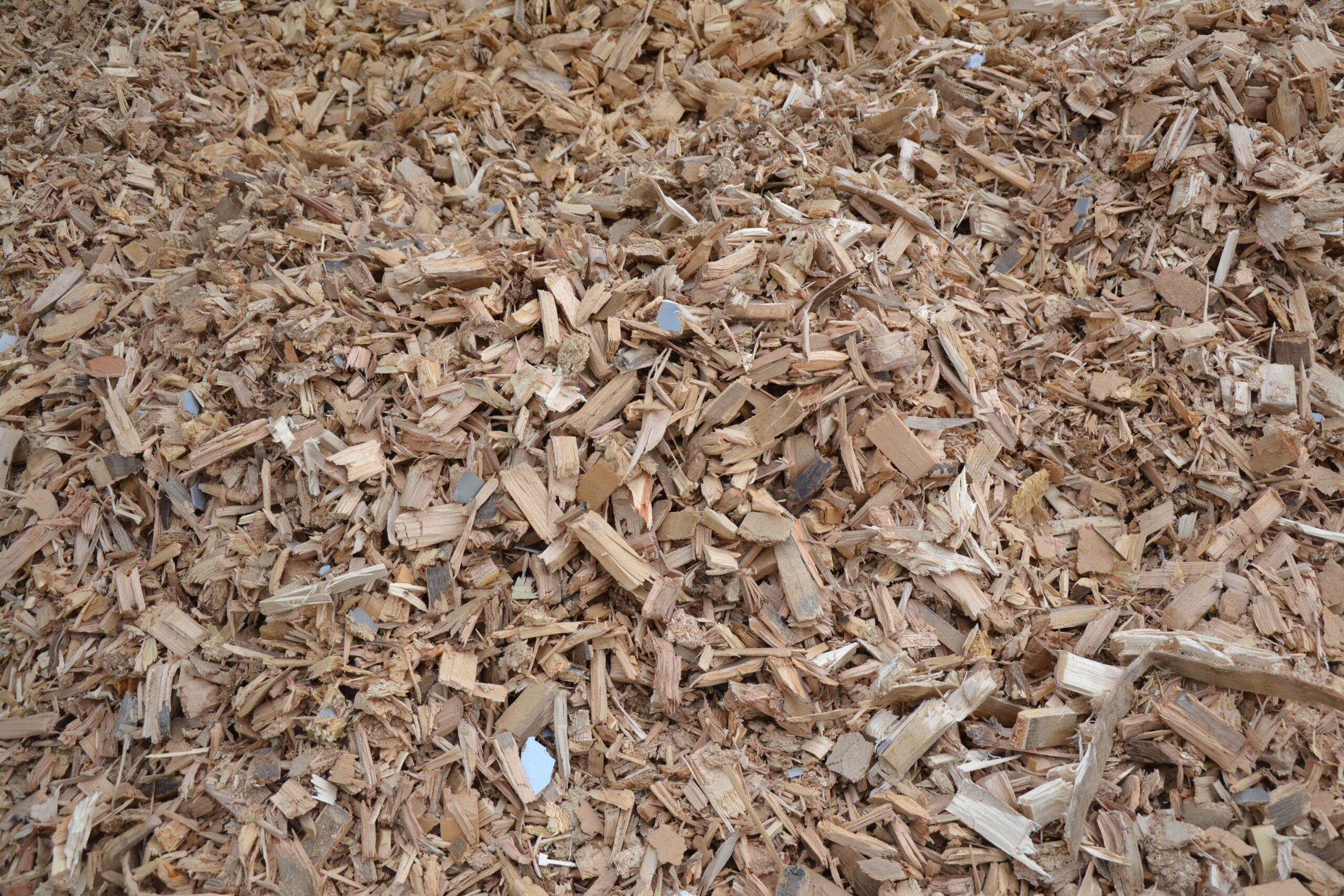 Shredded wood from wooden pallets without nails