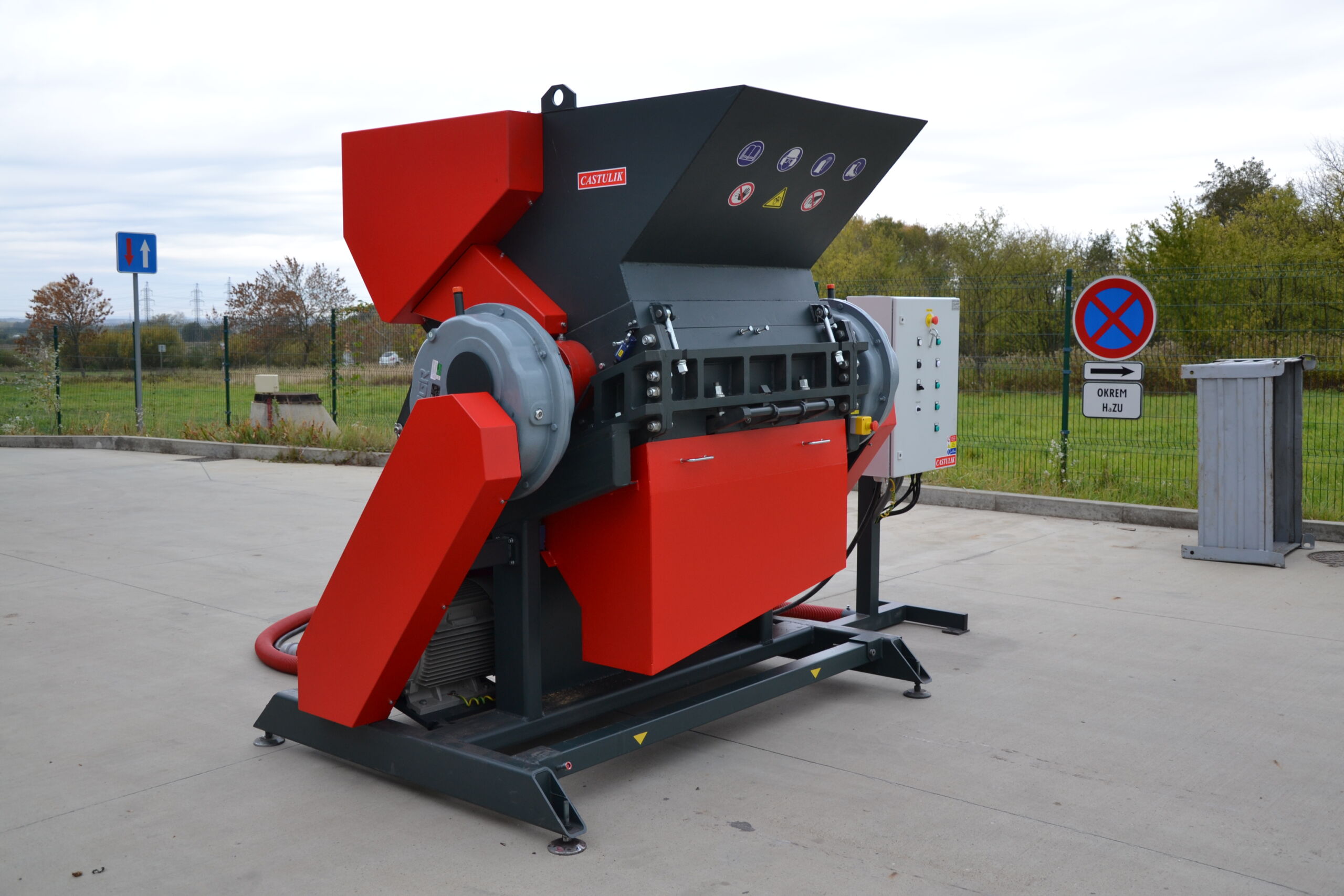 CASTULIK CASTOR 1000 single-shaft shredder ready to process waste wooden pallets