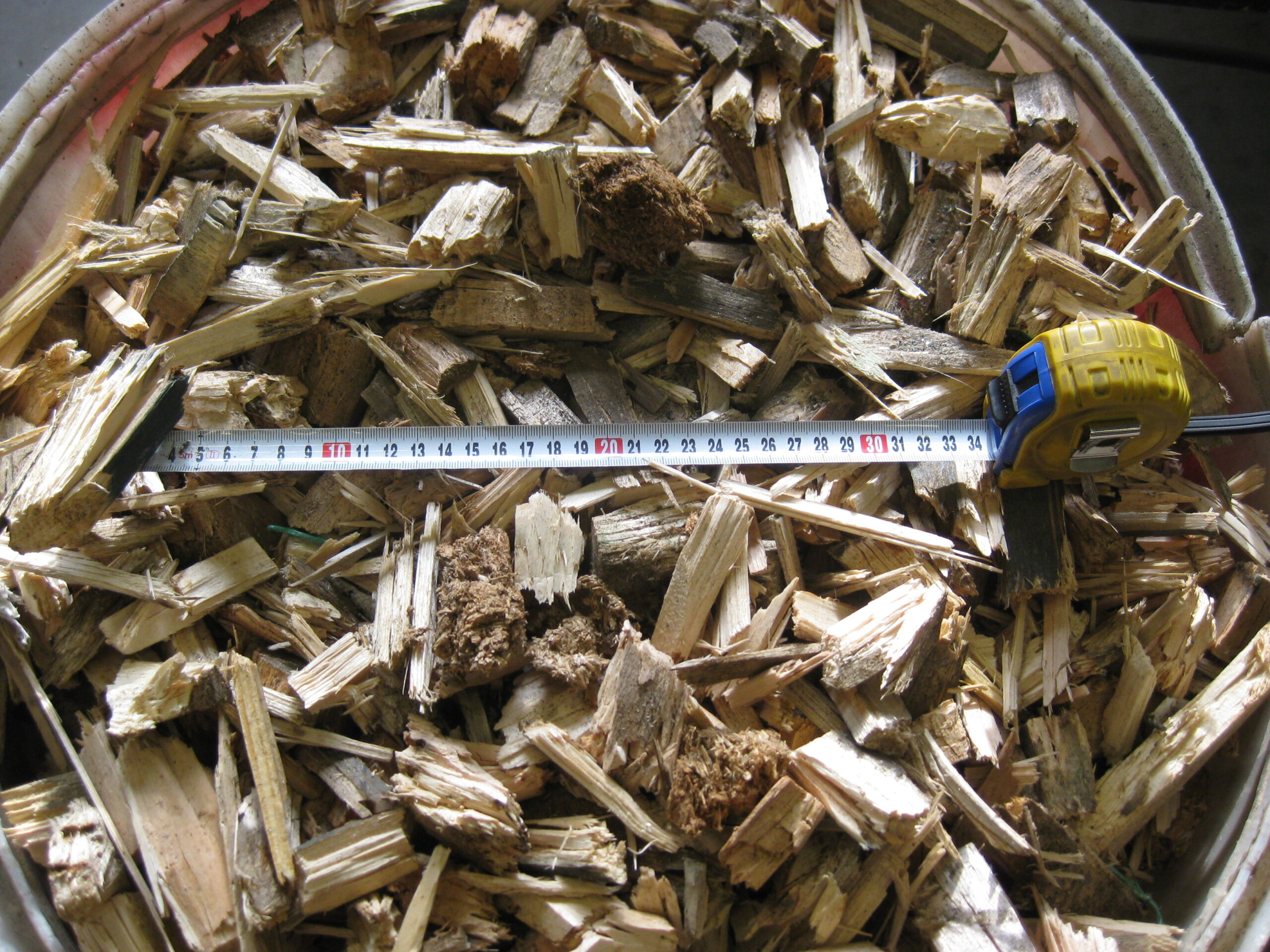 Unsorted shredded wood from wooden pallets