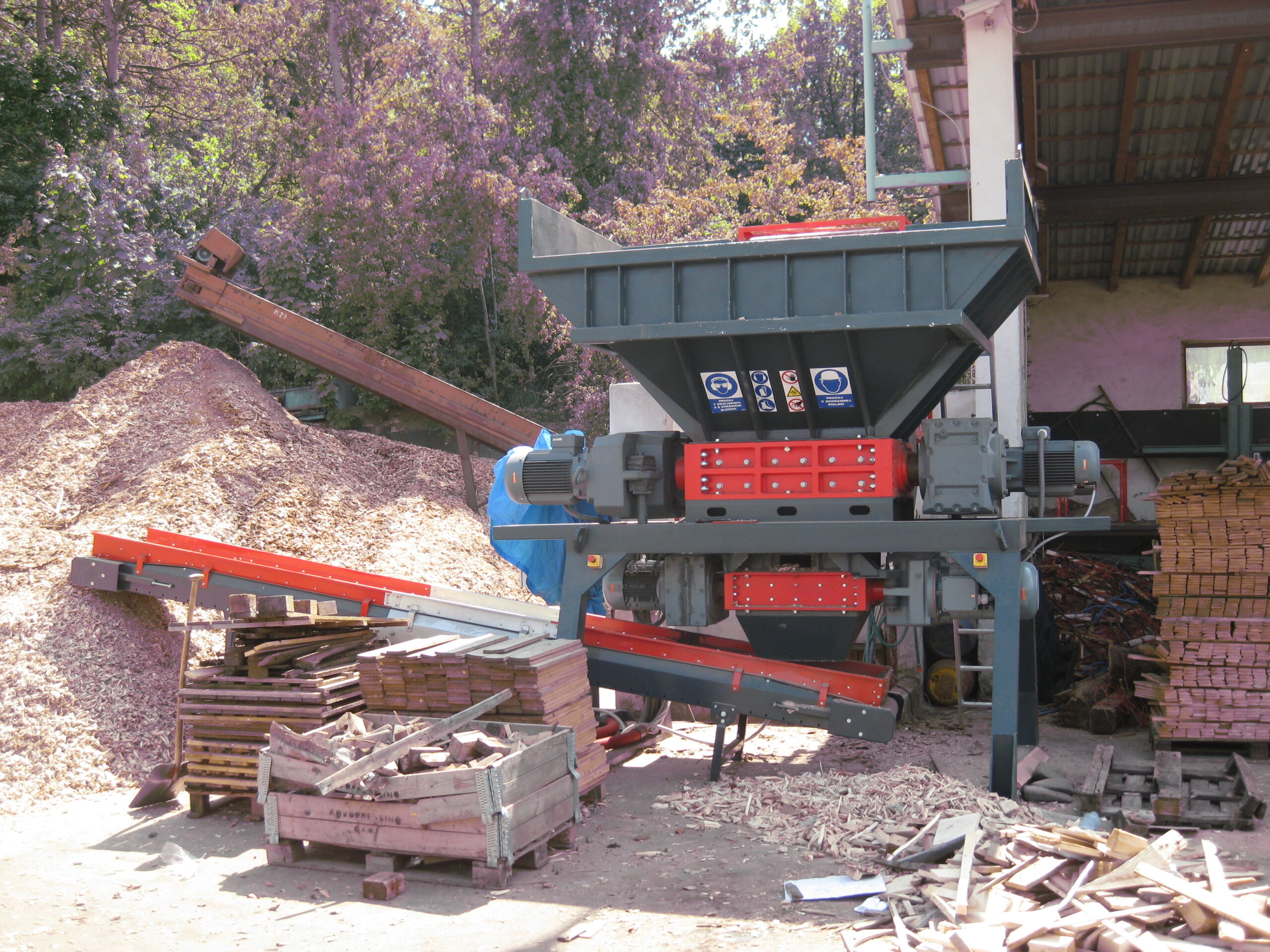CASTULIK ARIES240 four-shaft shredder installed at a pallet manufacturer in northern Moravia