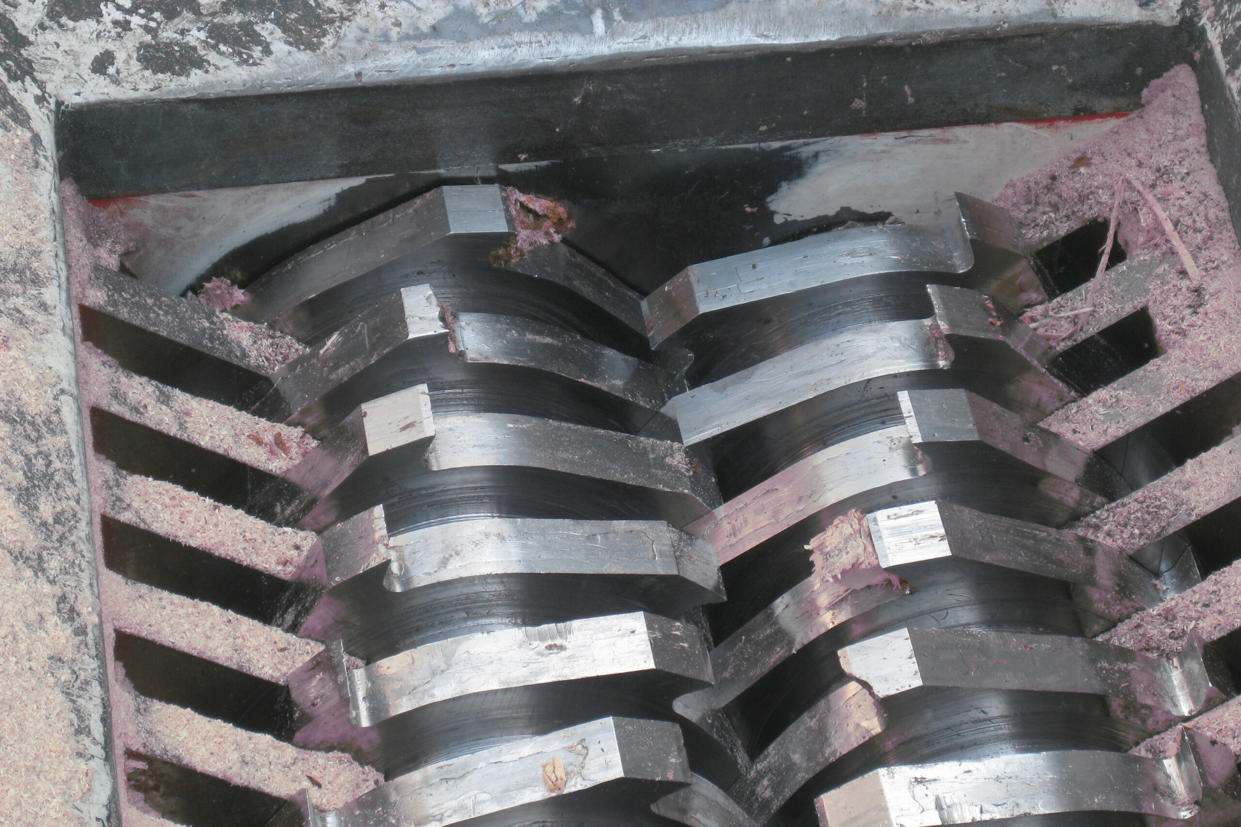 Twin-shaft shredder chamber for shredding wooden pallets