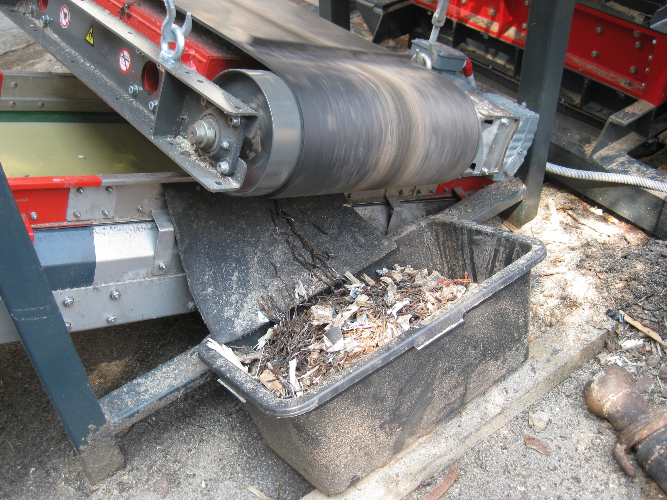 Magnetic metal separator used in wooden pallet shredding