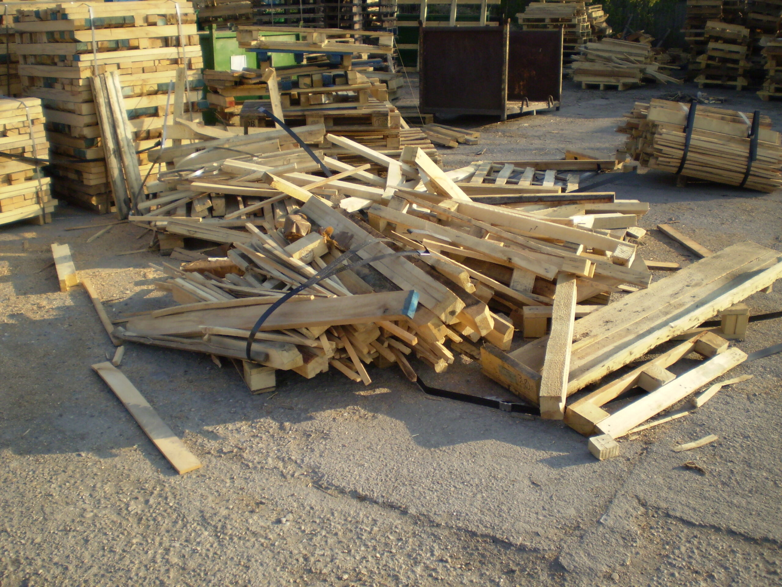 Wooden pallet production waste for shredding